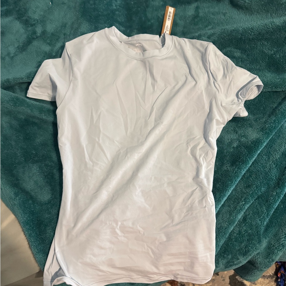 SKIMS Brand new fits everybody tee in opal size small